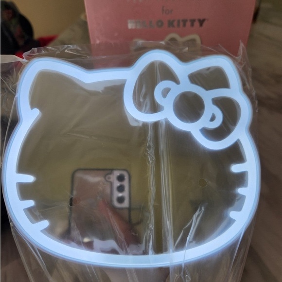 Hello Kitty Led Handheld Makeup Mirror With Standing Base - Picture 6 of 6